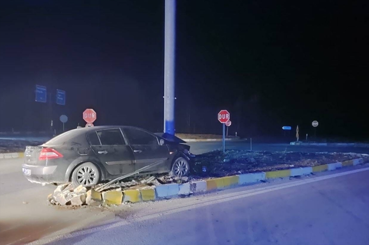 Beyşehir'de tabela direğine çarpan otomobildeki 3 kişi yaralandı
