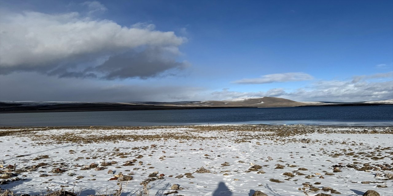 Ardahan’da Kar Yağışıyla Aktaş Gölü’nün Çevresi Beyaza Büründü