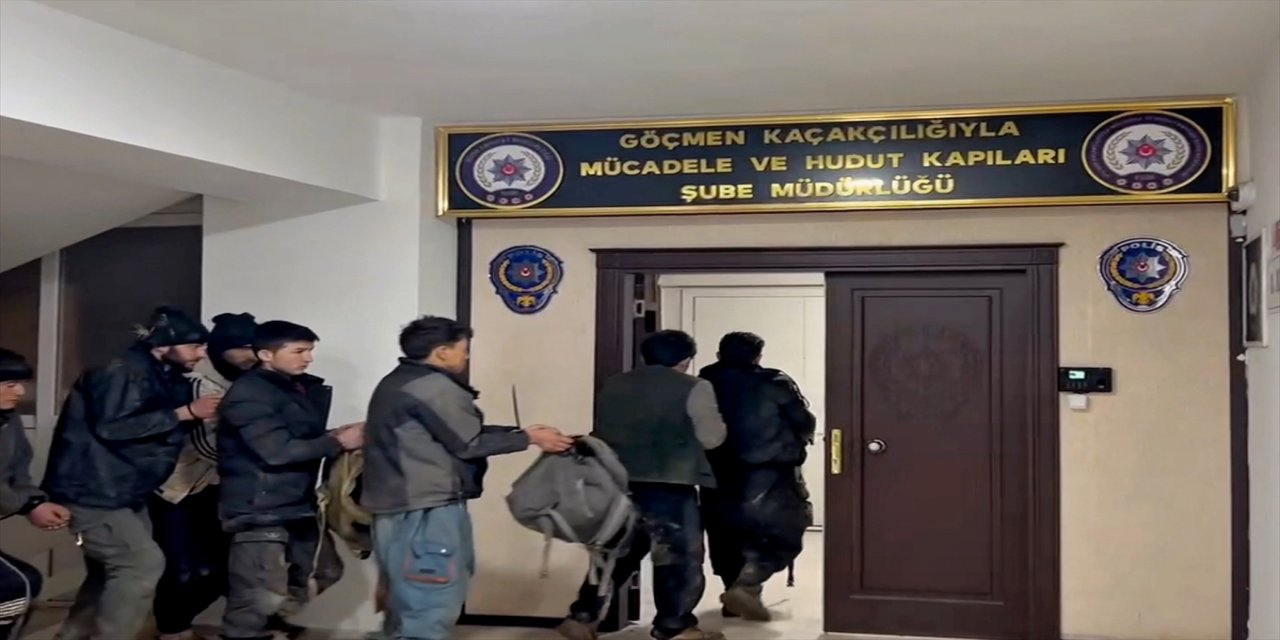 Ağrı Dağı Kırsalında 11 Düzensiz Göçmen ile 3 Göçmen Kaçakçısı Yakalandı