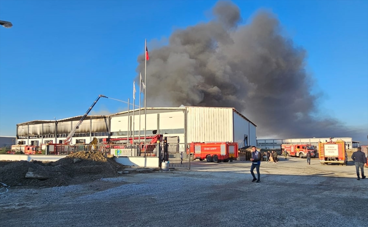 Denizli'de fabrika deposunda çıkan yangın söndürüldü