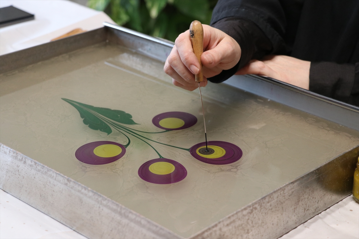 "Kültürel miras taşıyıcısı" olduğu ebruyu genç nesillerle buluşturuyor