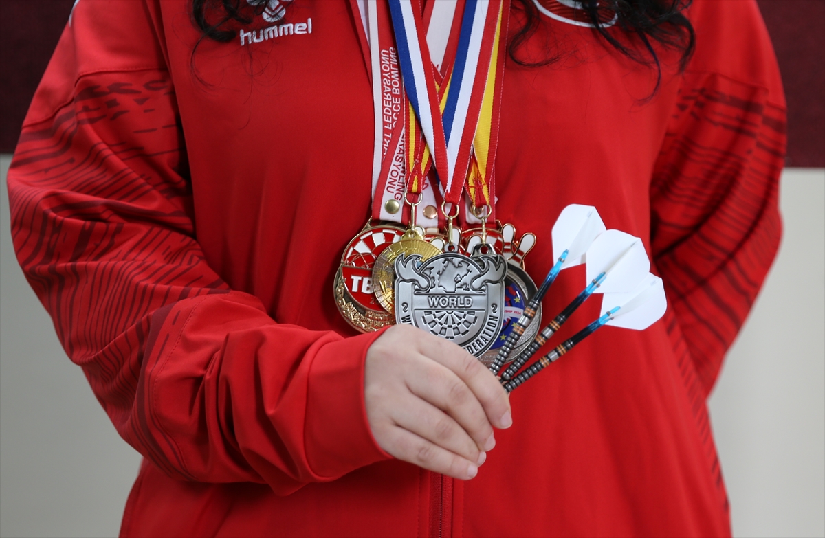 Dünya şampiyonu Zehra Gemi, dart sporunda yeni zaferler için hazırlanıyor