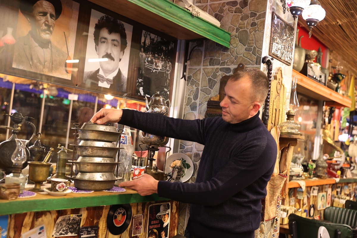 Dedesinin 85 yıllık sefer tasıyla başladığı antika koleksiyonunu restoranında sergiliyor