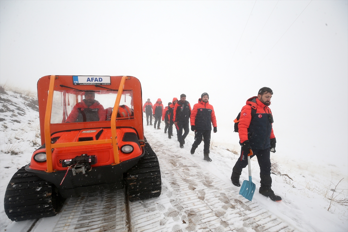 Muş'ta AFAD ekipleri kar ve sisli bölgede yaptıkları tatbikatlarla kış görevlerine hazırlanıyor