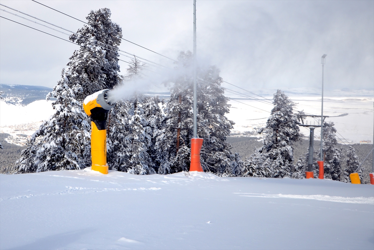 Sarıkamış Kayak Merkezi'nde suni karlama sistemi çalıştırıldı