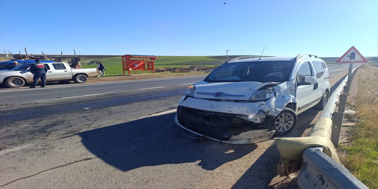 Diyarbakır’ın Eğil ilçesinde otomobil ile hafif ticari aracın çarpışması sonucu 4 kişi yaralandı