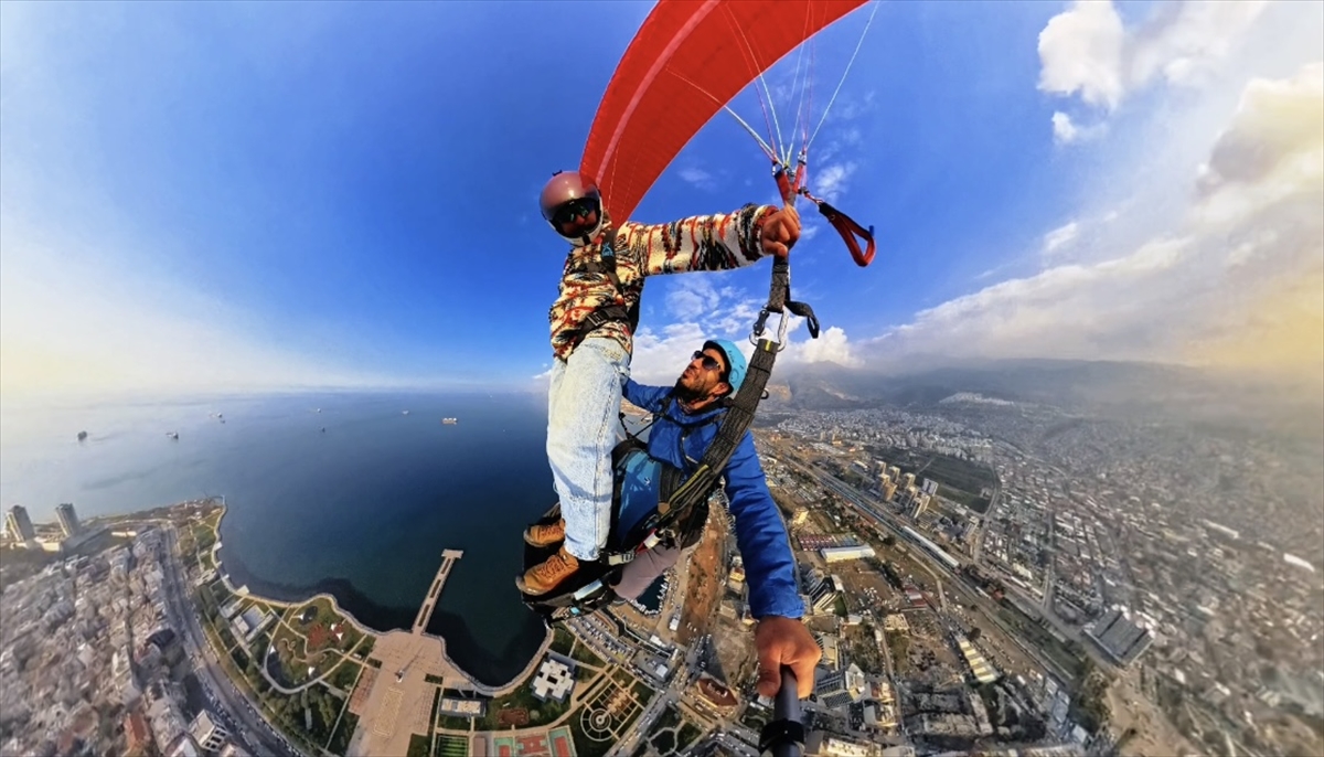 Hatay’da milli sporcu, yamaç paraşütüyle süzüldüğü gökyüzünden sırt paraşütüyle indi