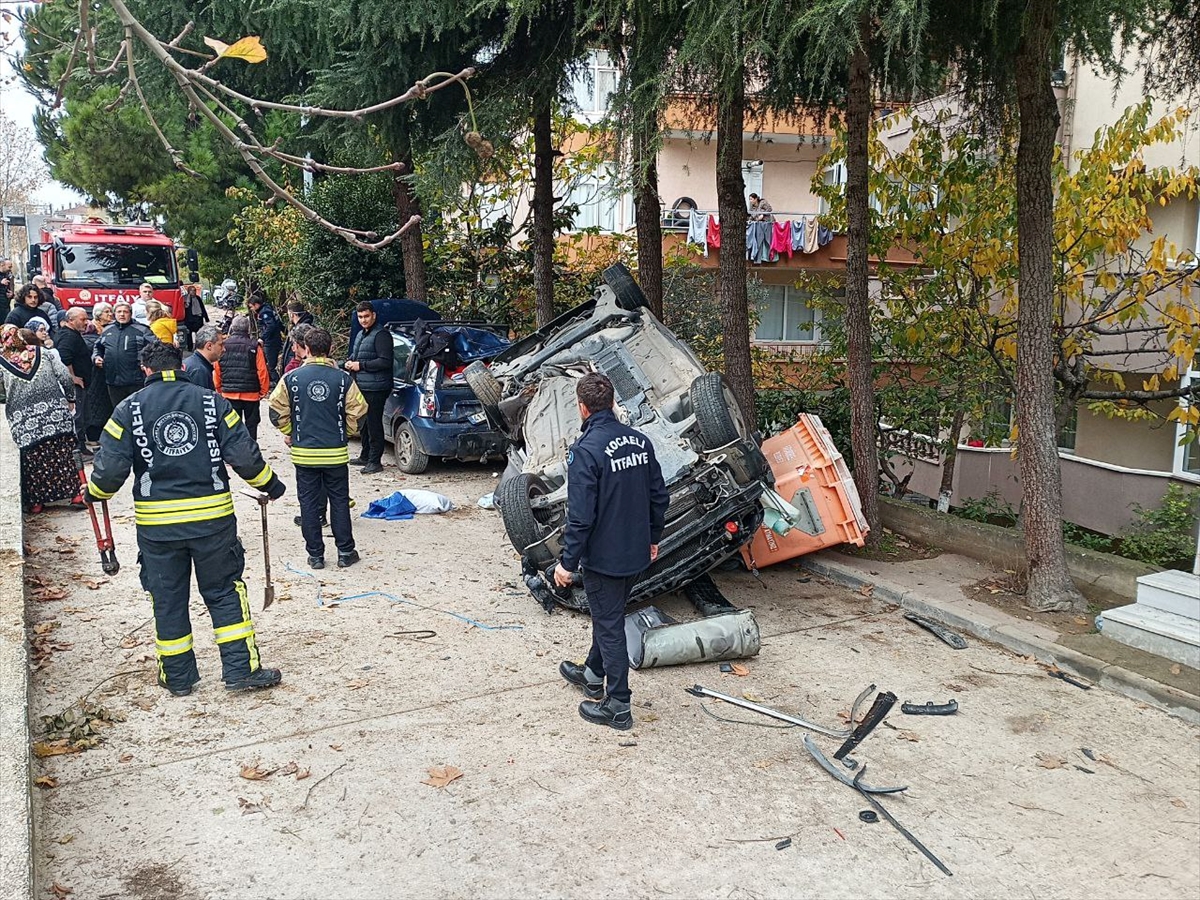 Kocaeli'de cipe çarpıp devrilen otomobildeki 3 kişi yaralandı