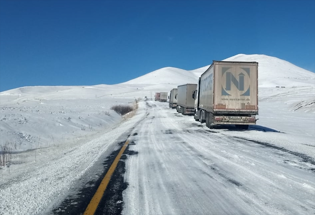 Ardahan-Şavşat kara yolu kontrollü ulaşıma açıldı