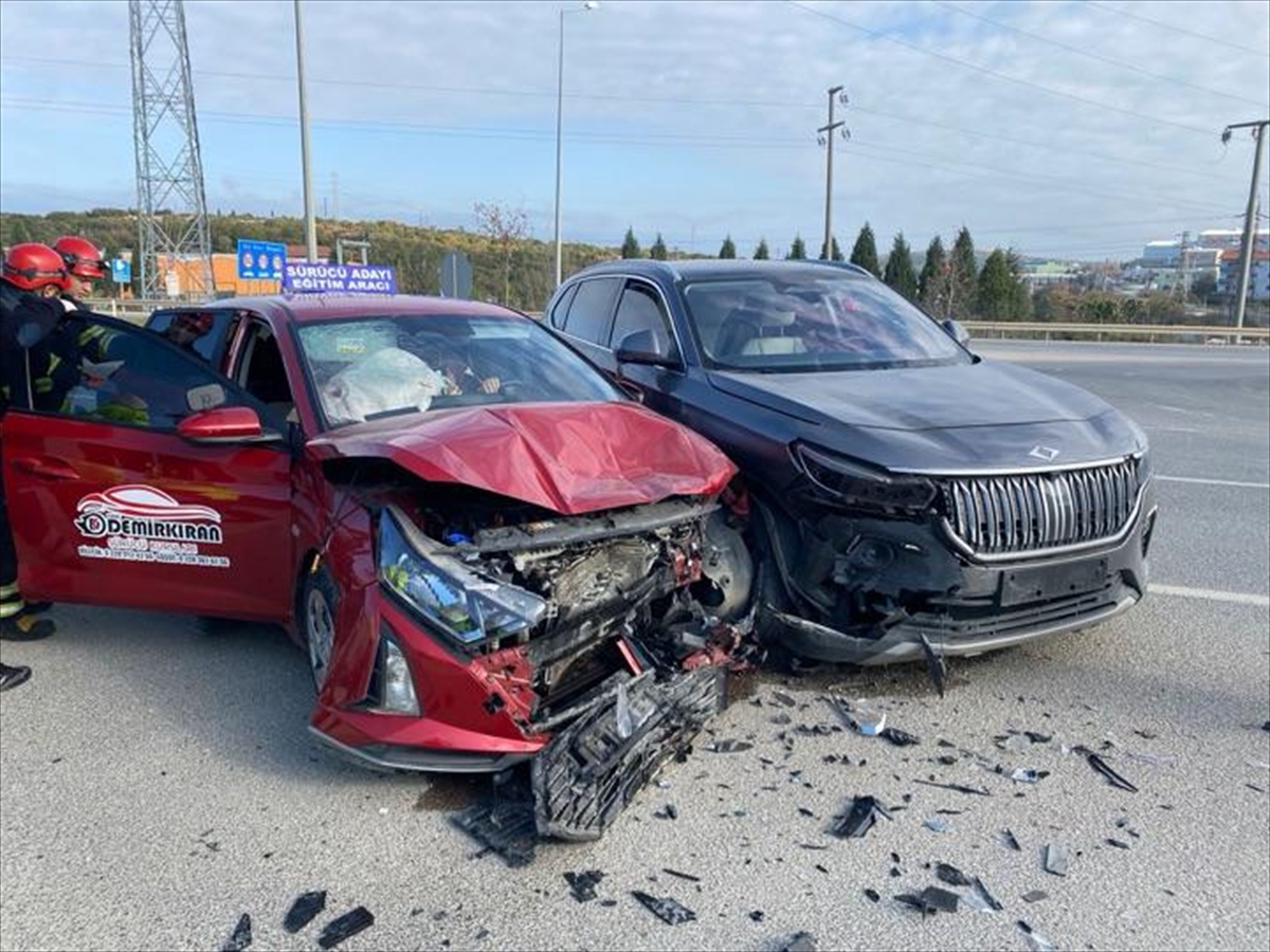 Bilecik'te iki otomobilin çarpıştığı kazada 4 kişi yaralandı