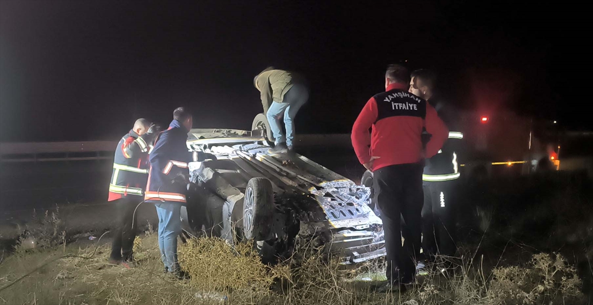 Kırıkkale'de devrilen otomobildeki 3 kişi yaralandı