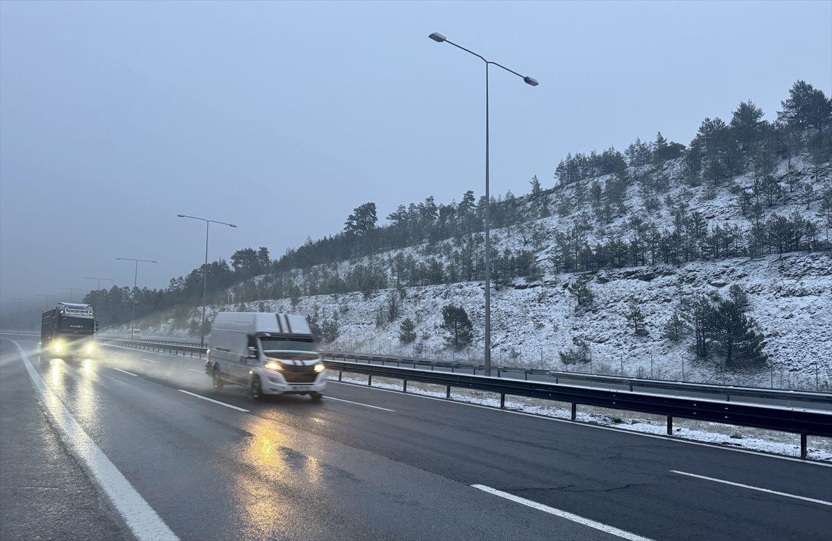 Anadolu Otoyolu'nun Dörtdivan-Çamlıdere geçişinde kar yağışı etkili oluyor