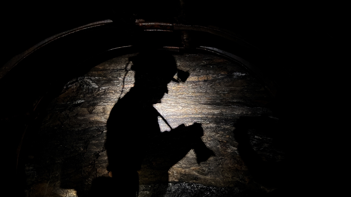 Madencilerin "kara elmas" mesaisi, fotoğraf karelerinde ölümsüzleşiyor