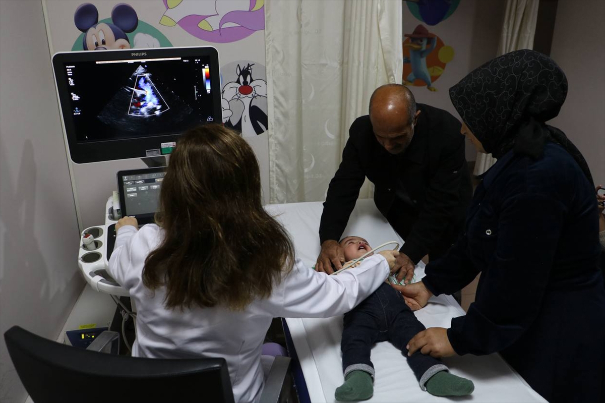 Van'da kalbi yarım doğan bebek, İstanbul'da uygulanan tedaviyle hayata tutundu