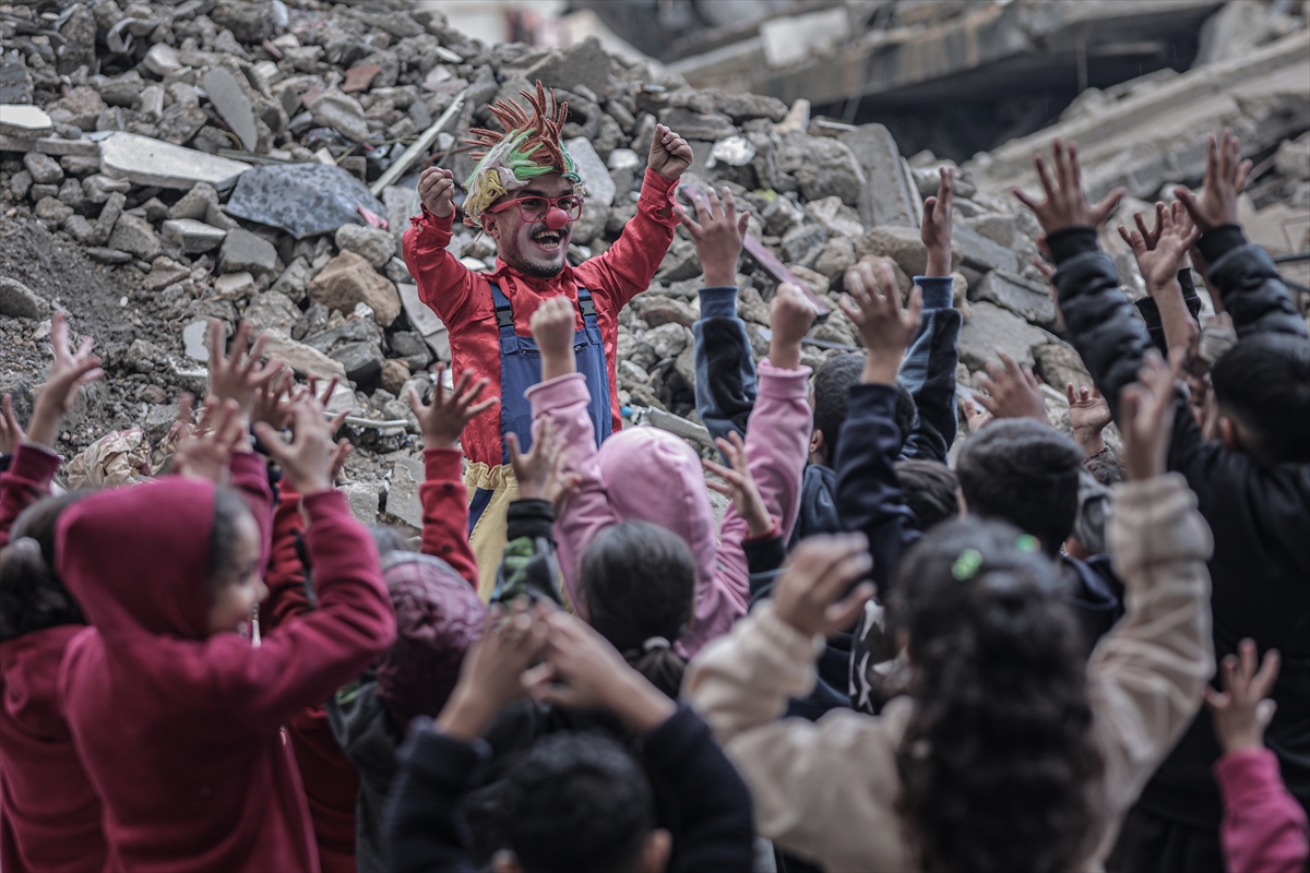 İsrail saldırılarında ailesini kaybeden Gazzeli palyaço, acısına rağmen çocukları güldürüyor