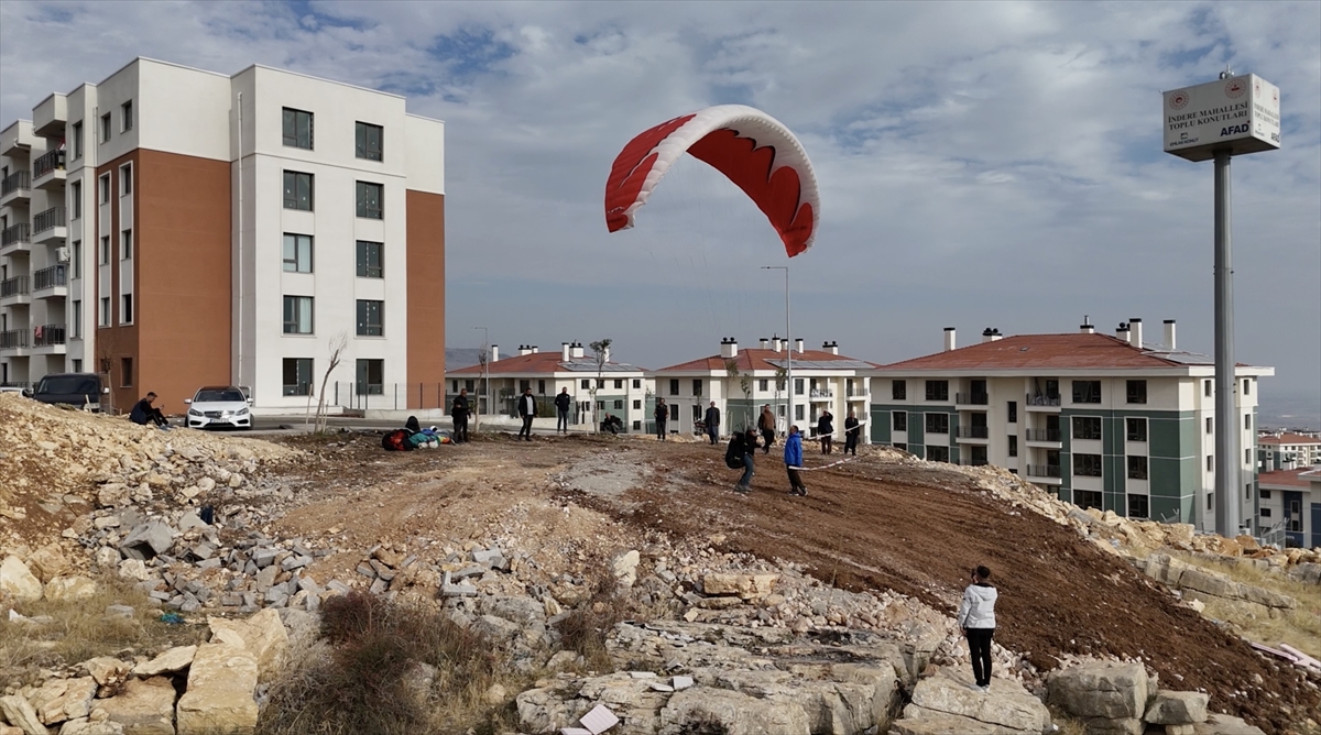 Deprem sonrası dönüşen İndere, yamaç paraşütçülerinin yeni rotası oldu