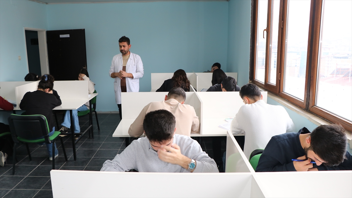 Hakkari'de öğrenciler, ücretsiz kurslarla sınavlara hazırlanıyor
