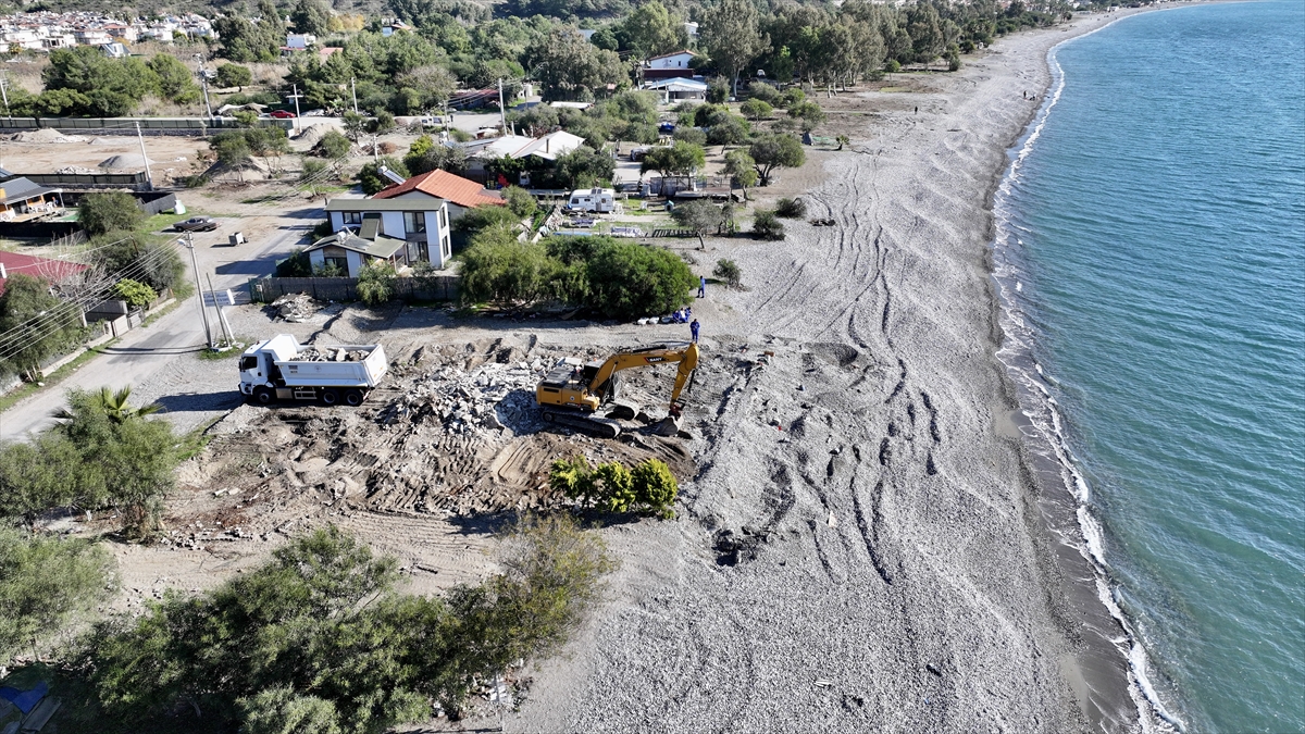 Fethiye sahilinde imara aykırı yapıların yıkımı sürüyor