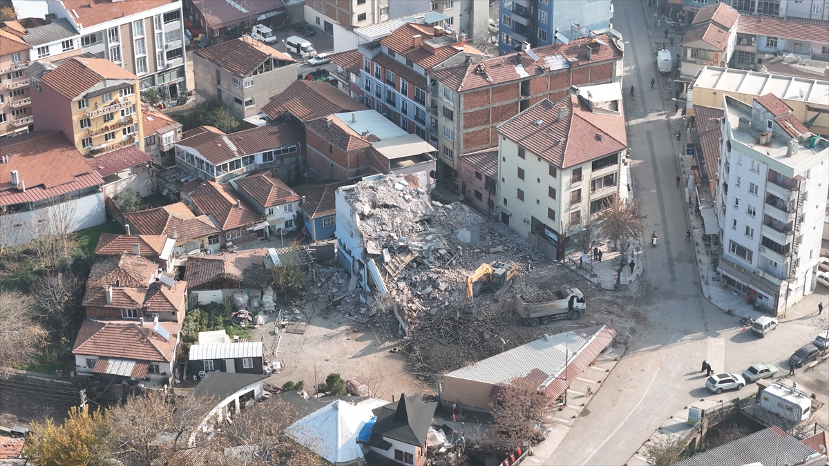 Sındırgı'da ağır hasarlı 18 bina daha yıkıldı