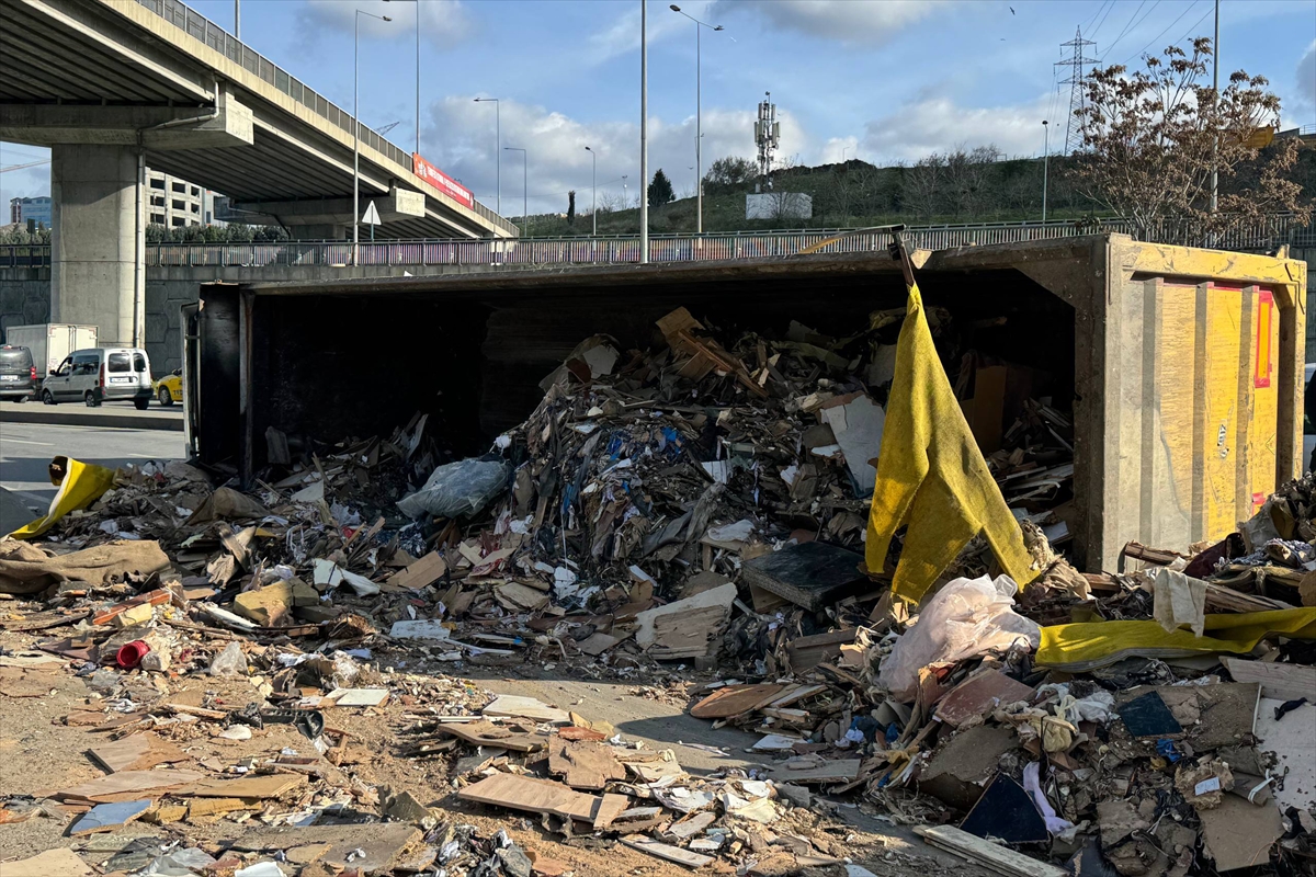Başakşehir'de çekyat malzemeleri yüklü hafriyat kamyonu devrildi