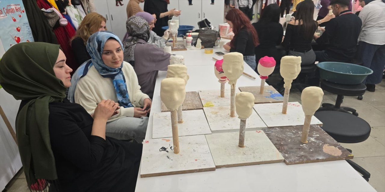 Muş Alparslan Üniversitesi öğrencileri, köy çocukları için atık malzemelerden kuklalar yapıyor