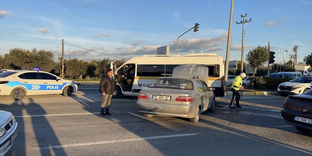 Edremit’te öğrenci servisiyle otomobil çarpıştı: 8 kişi yaralandı