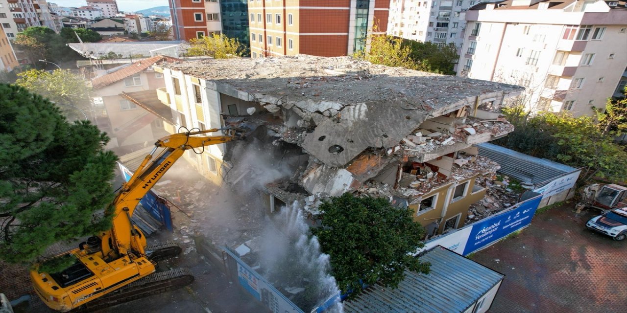 Maltepe’de Kurtuluş Apartmanı yıkılarak kentsel dönüşüm başladı