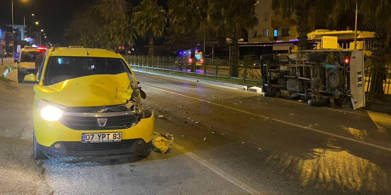 Antalya’nın Serik ilçesinde taksiyle kamyonet çarpıştı: 2 yaralı