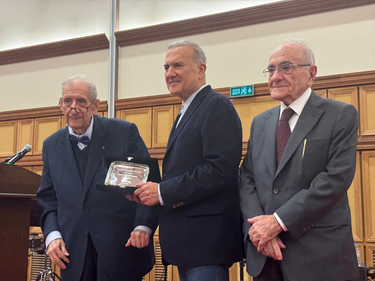 "42. Uluslararası İstanbul Kitap Fuarı" kapsamında Murathan Mungan için onur gecesi düzenlendi