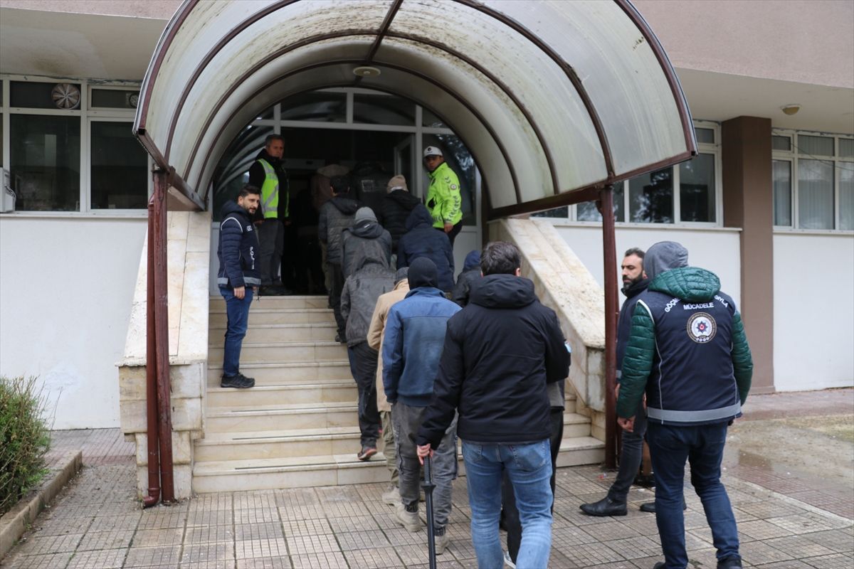 Amasya'da tır dorsesinde 42 düzensiz göçmen yakalandı