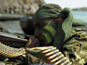 DTP'li başkan komandoyu öptü!