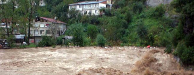 Elinden tutamadı sel suları götürdü