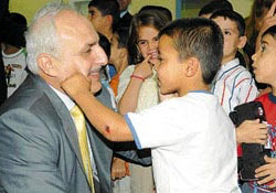 DİYARBAKIR'IN LAZ VALİSİ TABULARI YIKTI