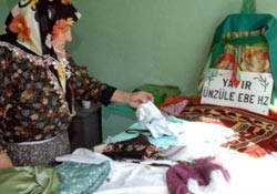 Yatıra dantelli külot bıraktılar