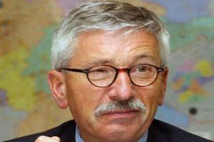 Türklere hakaret başını yedi