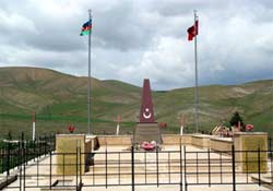 Şehitlikteki Türk bayraklarını tekrar yerine astılar...