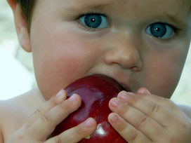Boğazına elma kabuğu kaçtı öldü