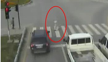 Kırmızı ışıkta kadına böyle çarptı