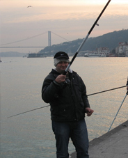 Balıkçının oltasına otomobil takıldı!