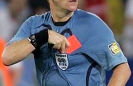 Bir dakikada 14 kırmızı kart gösterdi