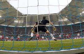 Taraftarın şutunu kaleci kurtardı