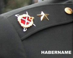 Şehit babası su şişesi fırlattı