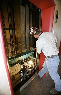 Asansörde 8 gün mahsur kaldı