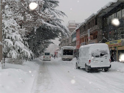 Fırtına ve kar yolları kapadı