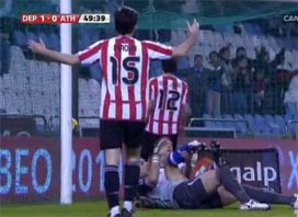 Golü atmak için ayağını kırdı