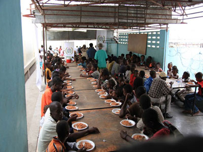 İHH Haiti'de 700 yetime kol kanat gerdi