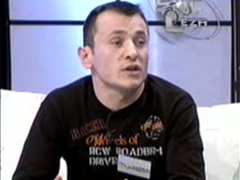 Canlı yayında tekme tokat daldı!