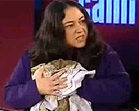 Babasının kanlı gömleğine sarıldı