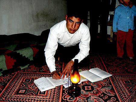 Halen Gaz lambasıyla aydınlanıyorlar