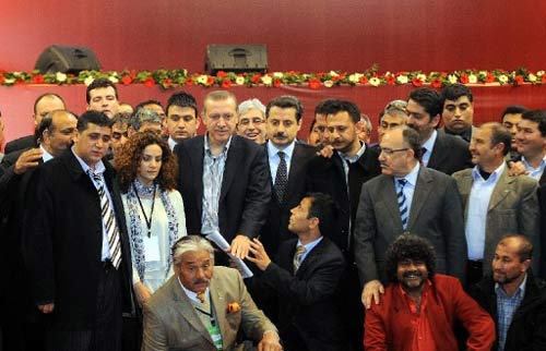 Erdoğan Romanlarla coştu, coşturdu